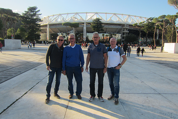 Hans Crezée, Piet de Ruiter, Sjaak Blaak en Hans Mom voor het Olypisch stadion in Rome